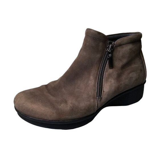 Dansko Size 39 Taupe Brown Lee Nubuck Leather Ankle Boots Zip Up Low Heel - Picture 1 of 9